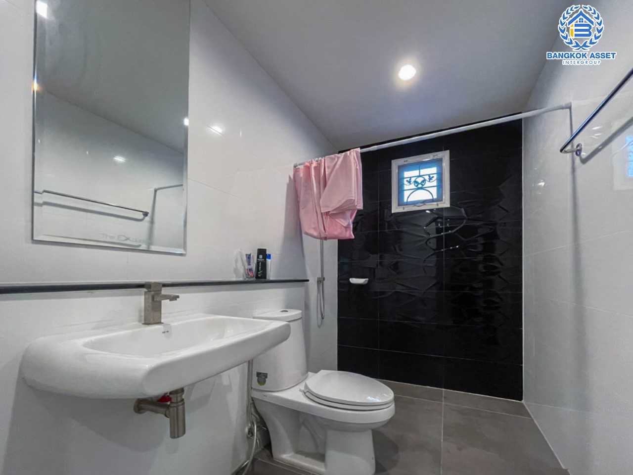 *****ทาวน์โฮมมือสอง ม. ดิเอ็กคลูซีฟ รัชดา-วงส์สว่าง บ้านสวยพร้อมเข้าอยู่ บนเนื้อที่กว่า 18.7 ตร.ว. พื้นที่ใช้สอยกว้างถึง 134 ตร.ม. 3 ห้องนอน 4 ห้องน้ำ 2 ที่จอดรถ บนทำเลโซนเมือง เดินทางสะดวกใกล้ร้านอาหาร เชื่อมต่อถนน วงศ์สว่าง, ติวานนท์, รัตนาธิเบศร์ ใกล้รถไฟฟ้าสายสีม่วงสถานี "แยกติวานนท์" และ ทางด่วน "ศรีรัช"